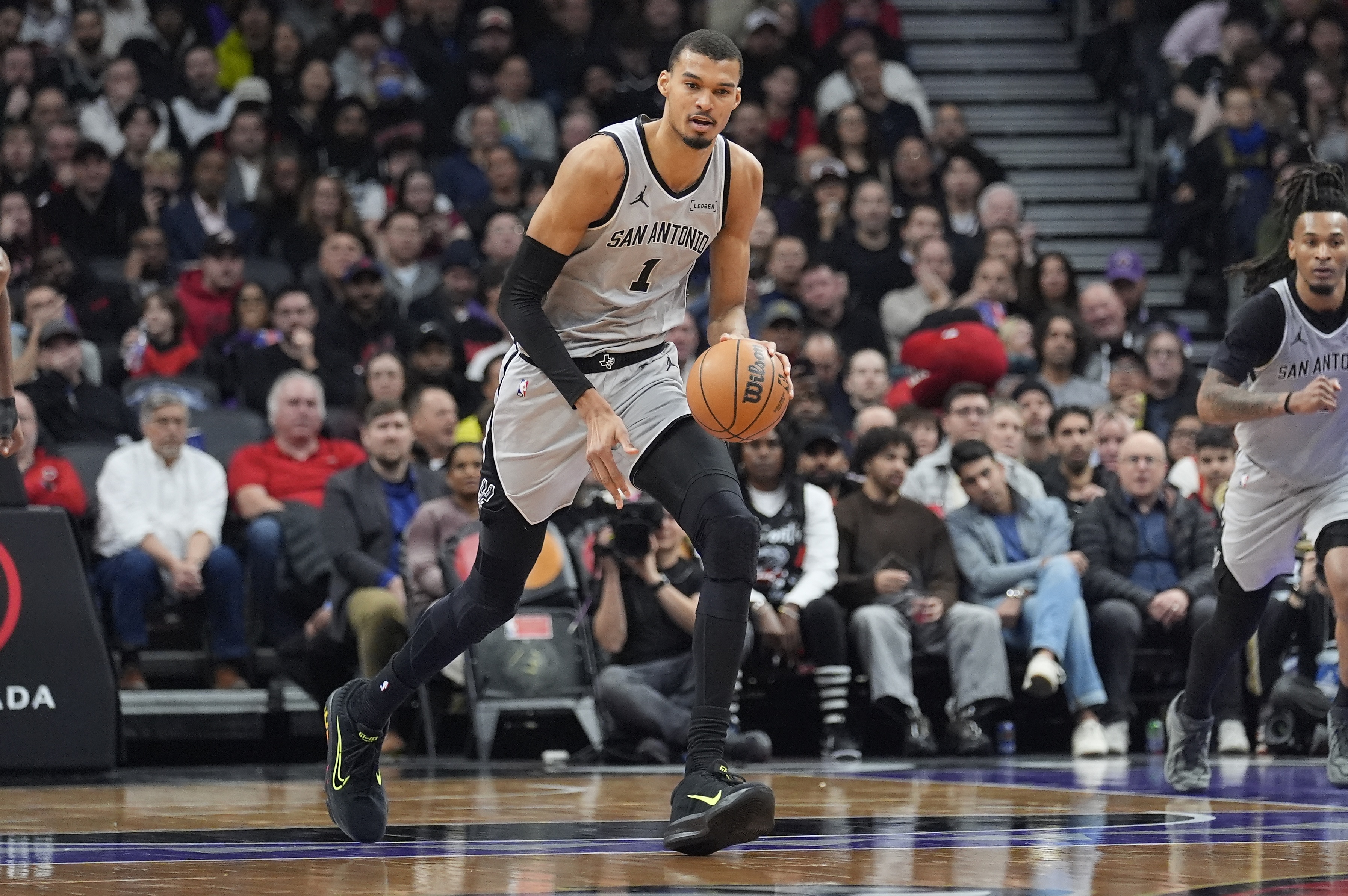 必一运动APP-文班：尼克斯不是球风粗野打得难看的队 但他们把我们节奏打乱了